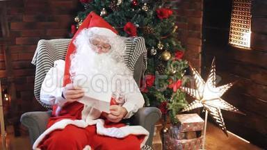 圣诞老人正在圣诞树附近读一封信